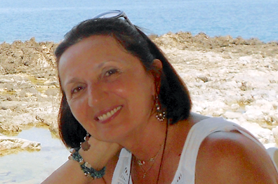 Η συγγραφέας μπροστά στη θάλασσα